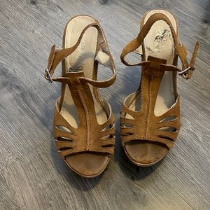 Kenneth Cole Reaction tan suede wedges